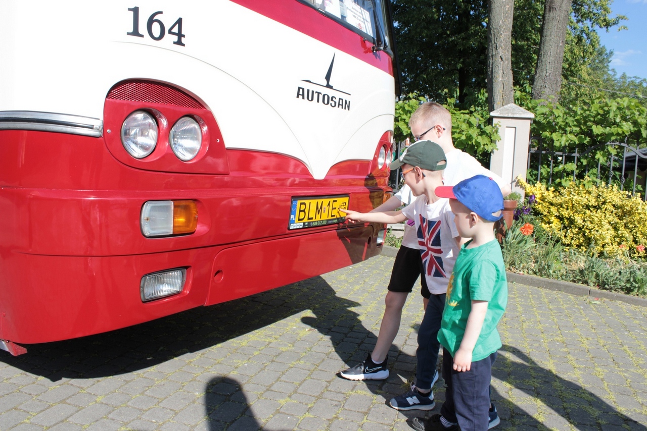 dzieci dotykające rejestracji autobusu komunikacji miejskiej