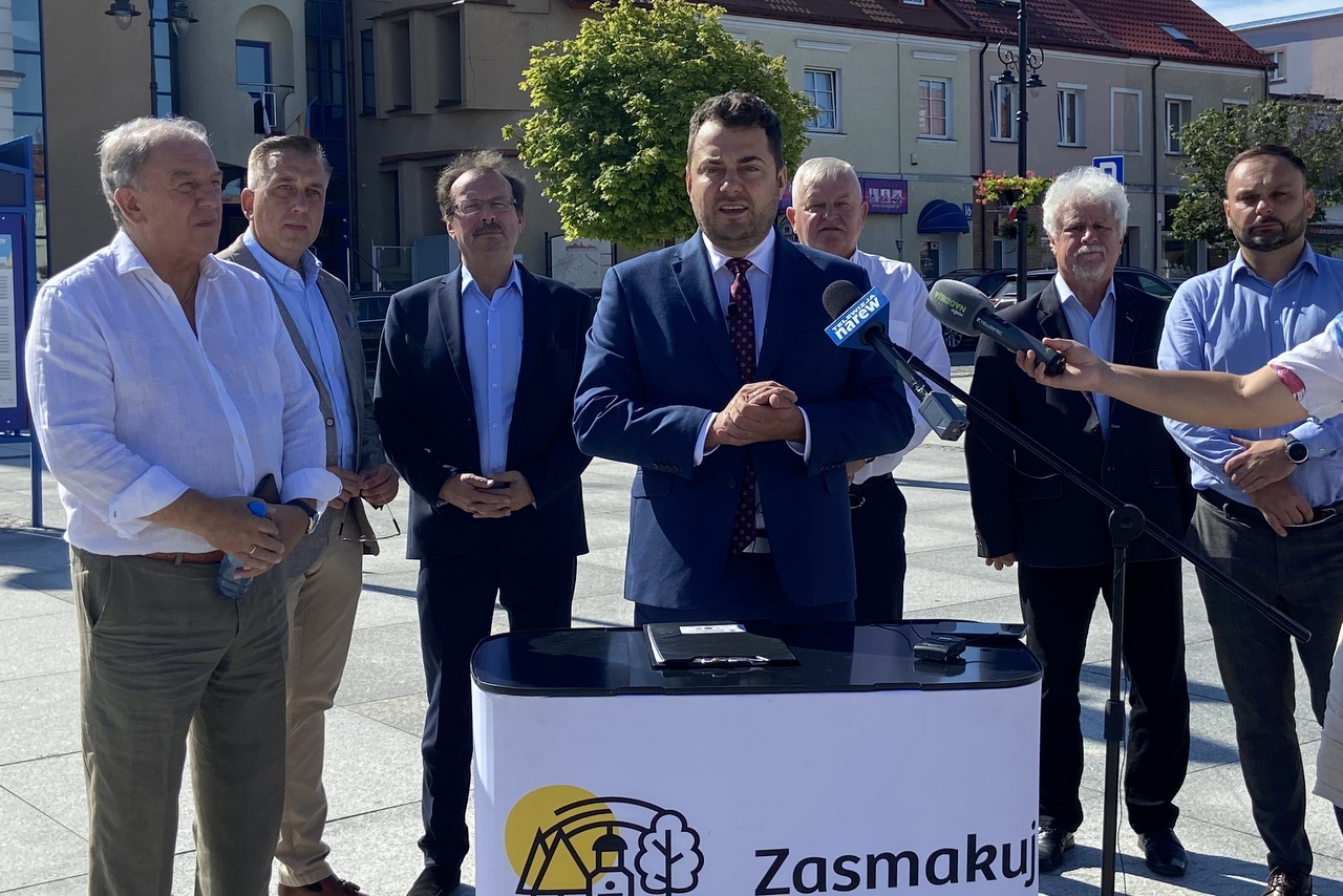 na zdjęciu prezydent Mariusz Chrzanowski w towarzystwie radnych Andrzeja Grzymały, Mariusza Tarki, Leszka Konopki, Andrzeja Wojtkowskiego, Waldemara Cieślika, Marcina Dębka podczas konferencji prasowej poprzedzającej sesję Rady Miejskiej