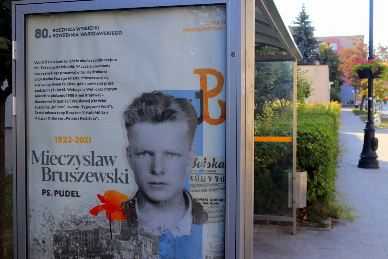 „80. rocznica Powstania Warszawskiego – to także nasza historia” - plakat na przystanku