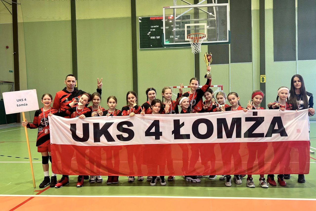 Drużyna UKS "4" Łomża wraz z trenerem i dyrektorem szkoły Marcinem Piotrowskim