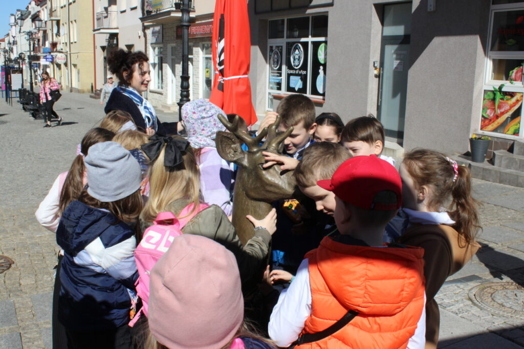 Dzieci uroczyście nadały imię jelonkowi