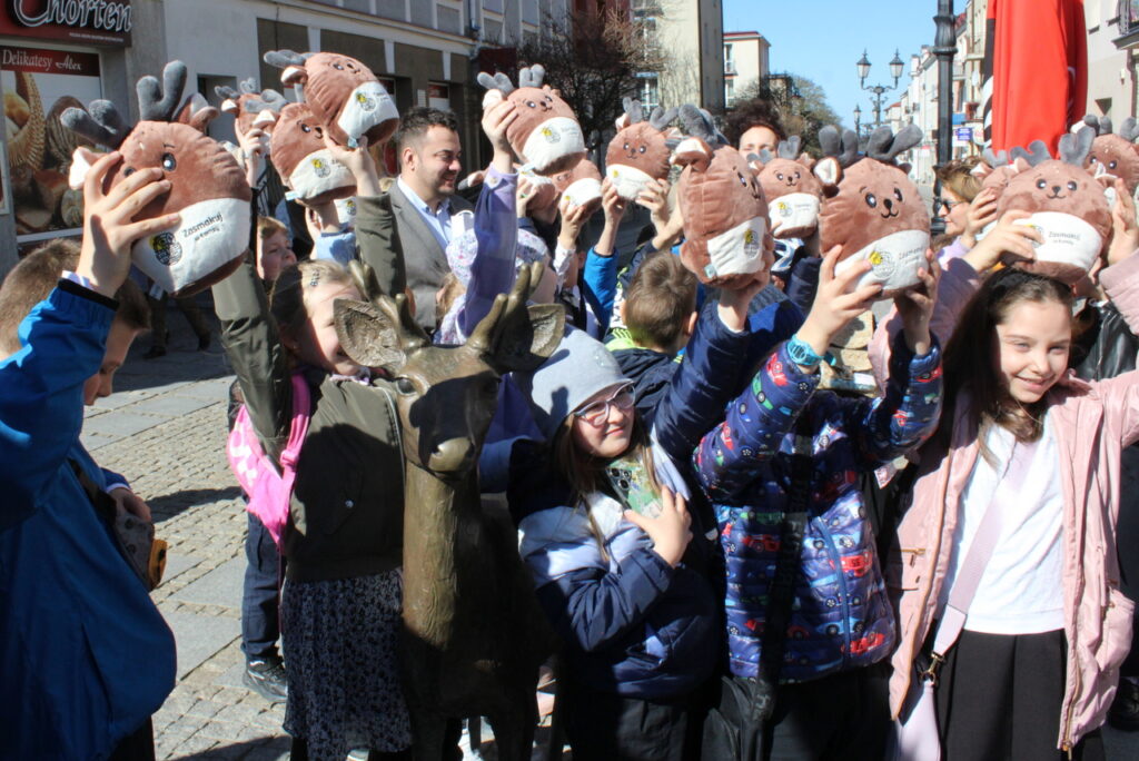 Dzieci uroczyście nadały imię jelonkowi