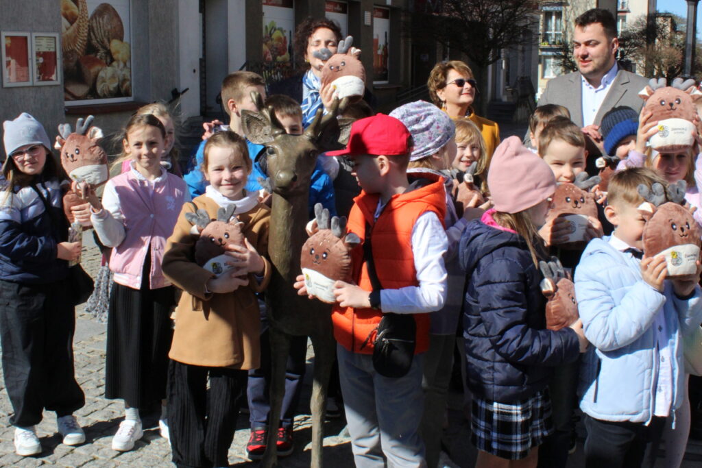 Dzieci uroczyście nadały imię jelonkowi