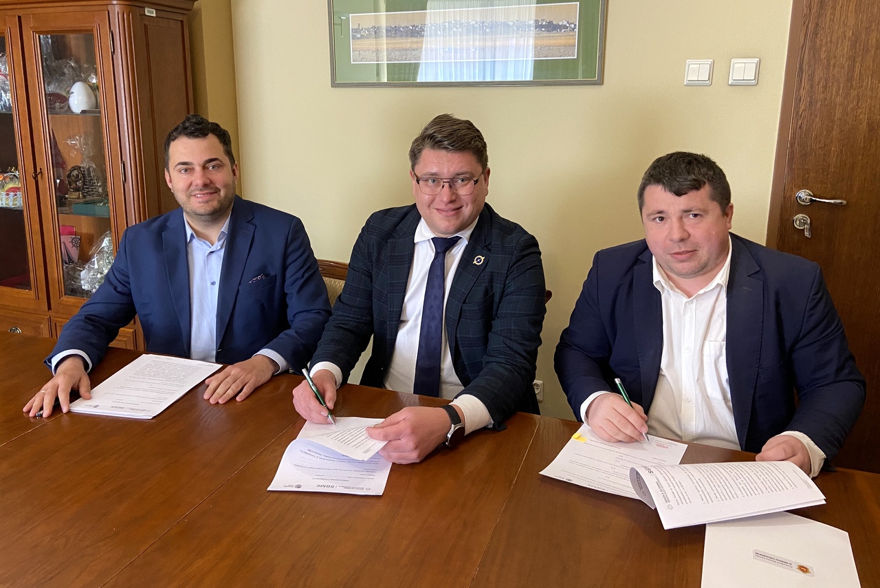 prezydent Łomży Mariusz Chrzanowski, kanclerz SGMK Wojciech Kondrat i zastępca prezydenta Łomży Andrzej Stypułkowski