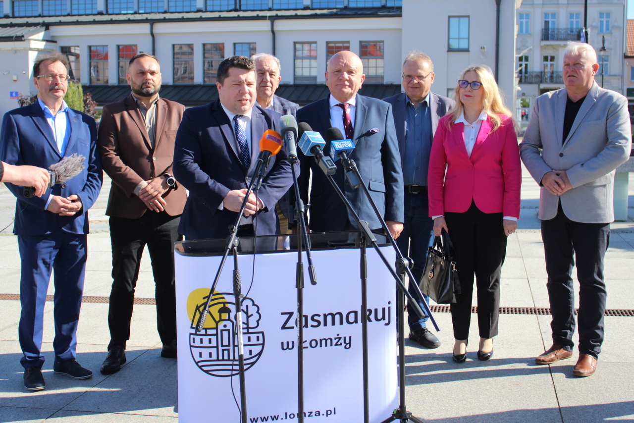 konferencja prasowa odbyła się 27 maja 2025 r. na Starym Rynku w Łomży