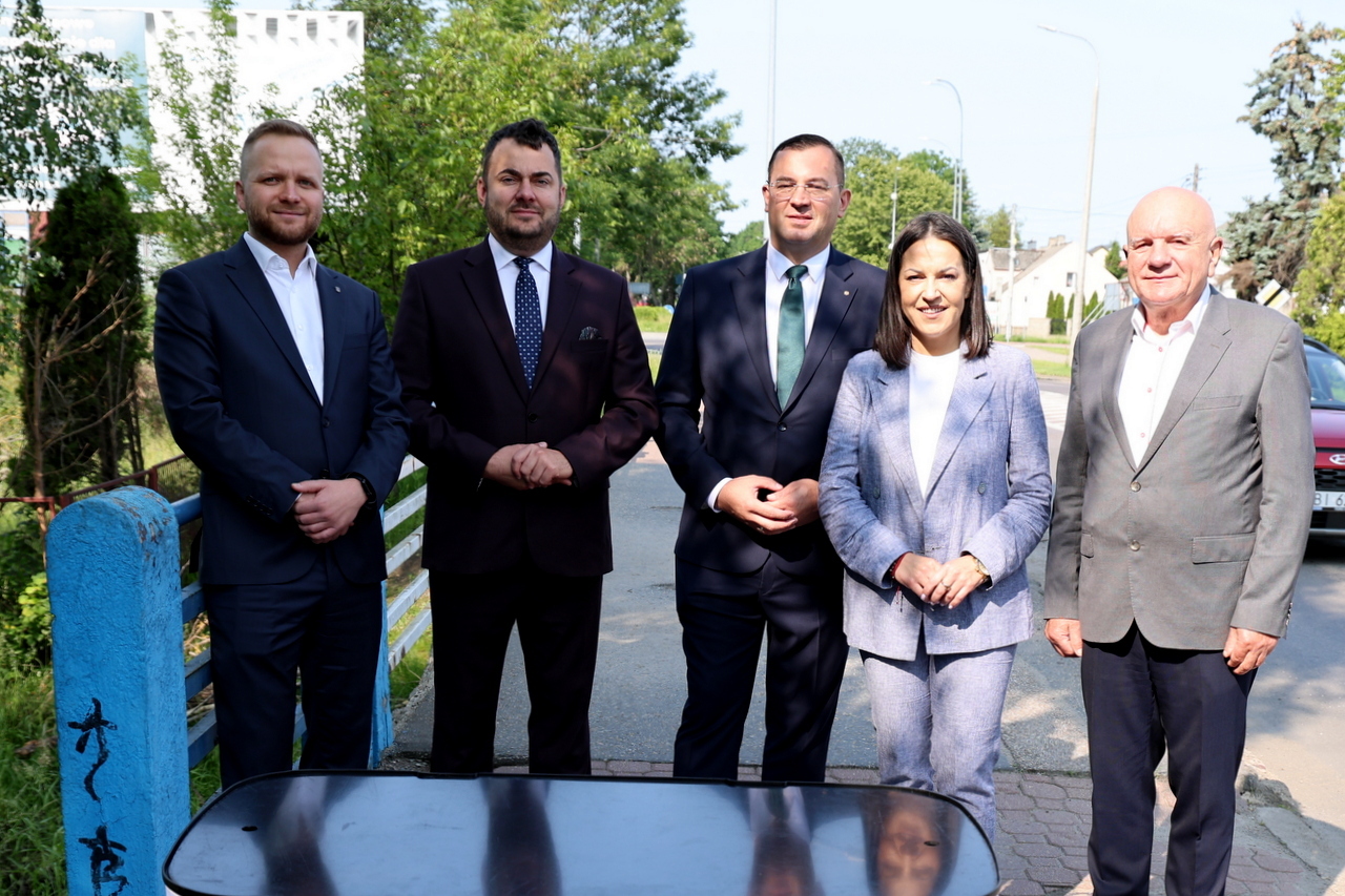 uczestnicy konferencji na moście przez Łomżyczkę