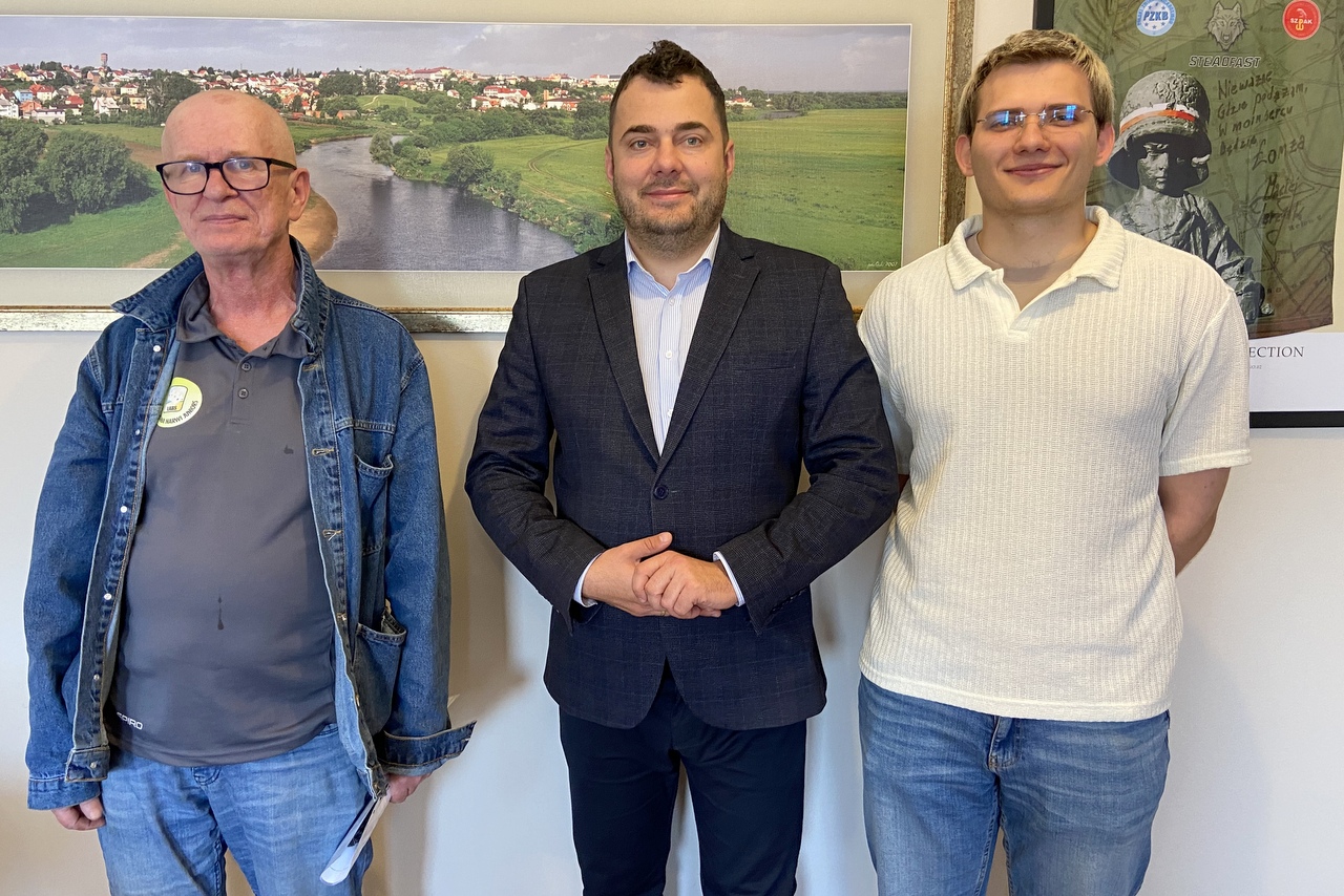 Od lewej: trener Krzysztof Krajewski, prezydent Łomży Mariusz Chrzanowski oraz Bartosz Bejenka