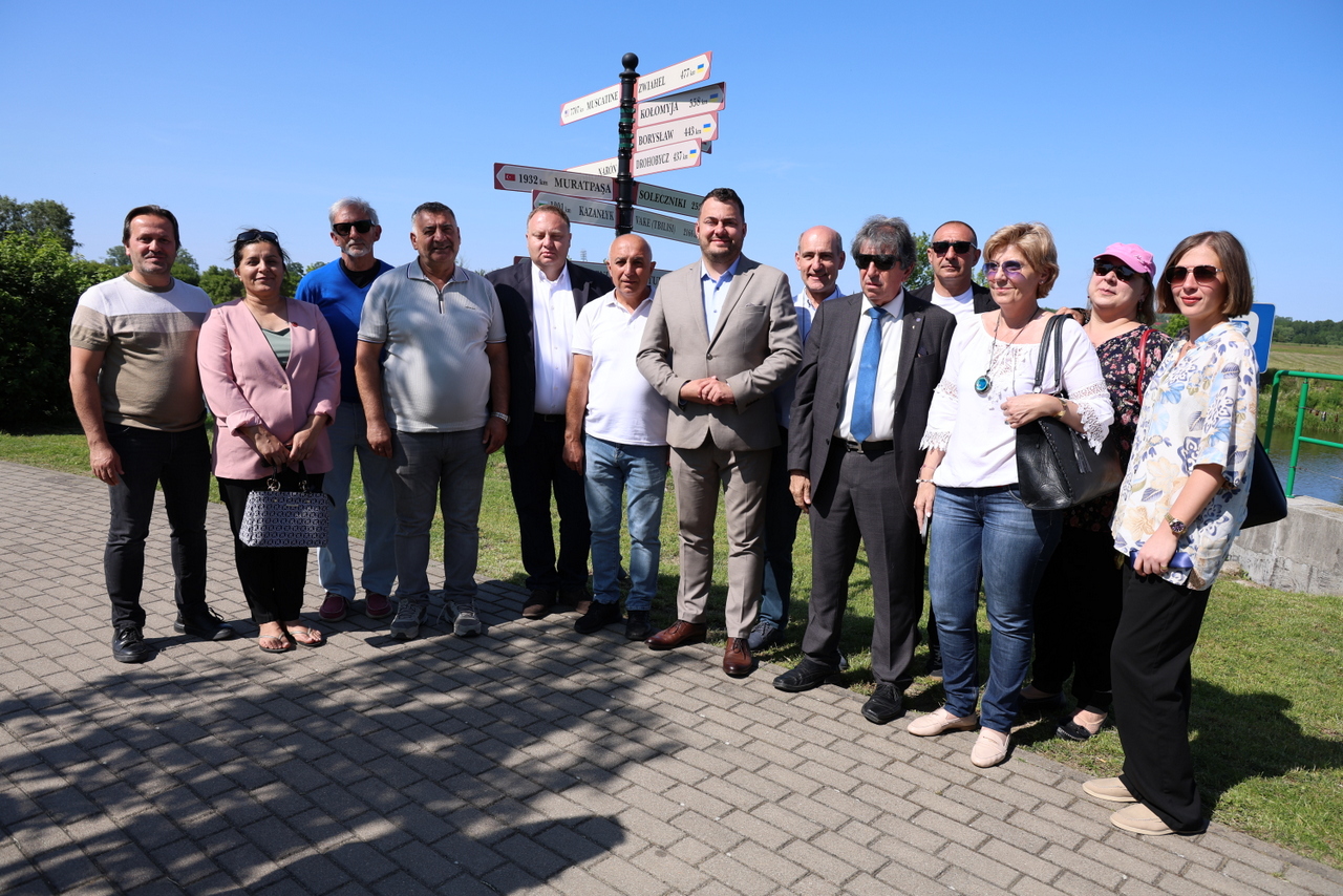 nowe tablice na drogowskazie miast partnerskich