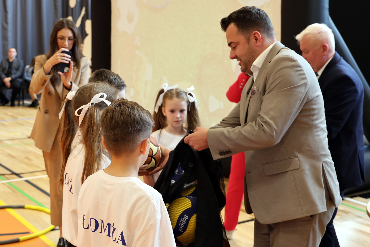 prezydent przekazuje piłki dzieciom
