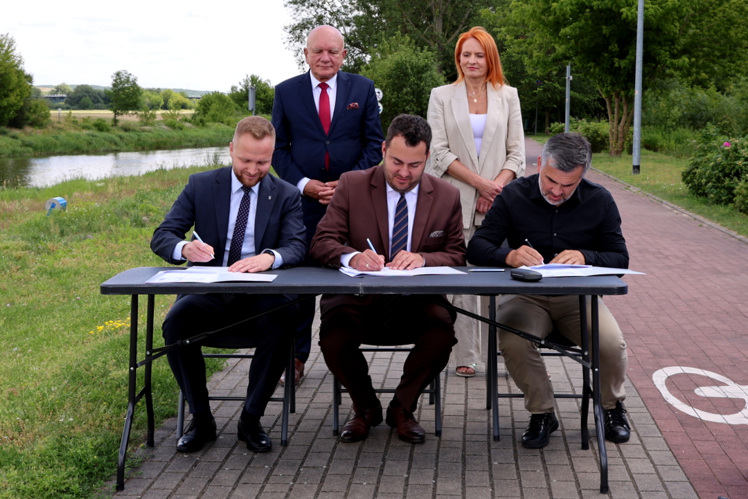prezydent Łomży podpisuje umowę na budowę bulwarów