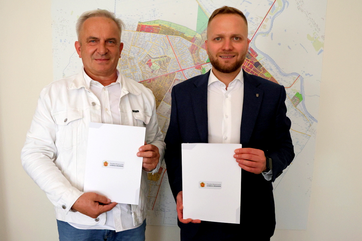 zastępca prezydenta Piotr Serdyński z wykonawcą prac przy Szkole Podstawowej nr 4 "Szare na zielone"