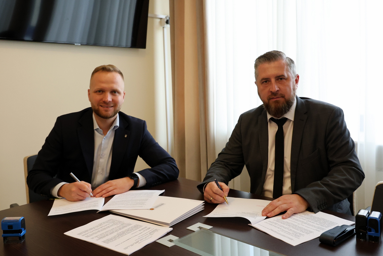 zastępca prezydenta Piotr Serdyński i przedstawiciel firmy DOMOST z Małkini