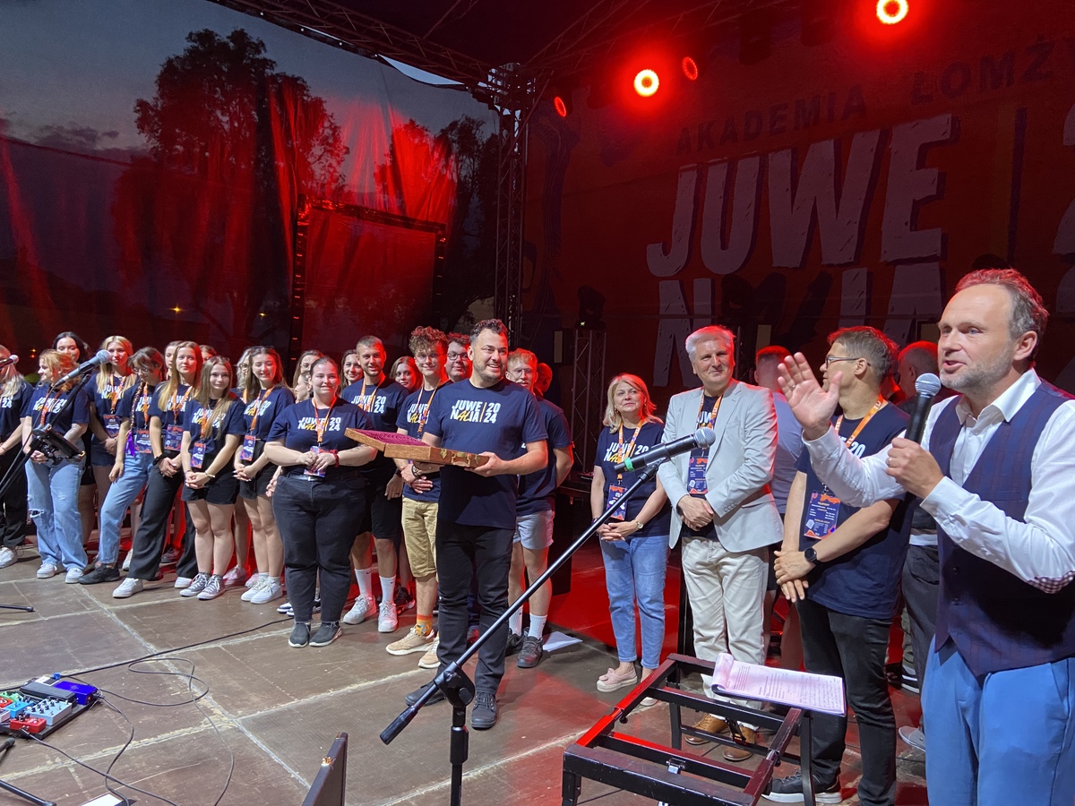 prezydent Łomży Mariusz Chrzanowski ze studentami podczas juwenaliów