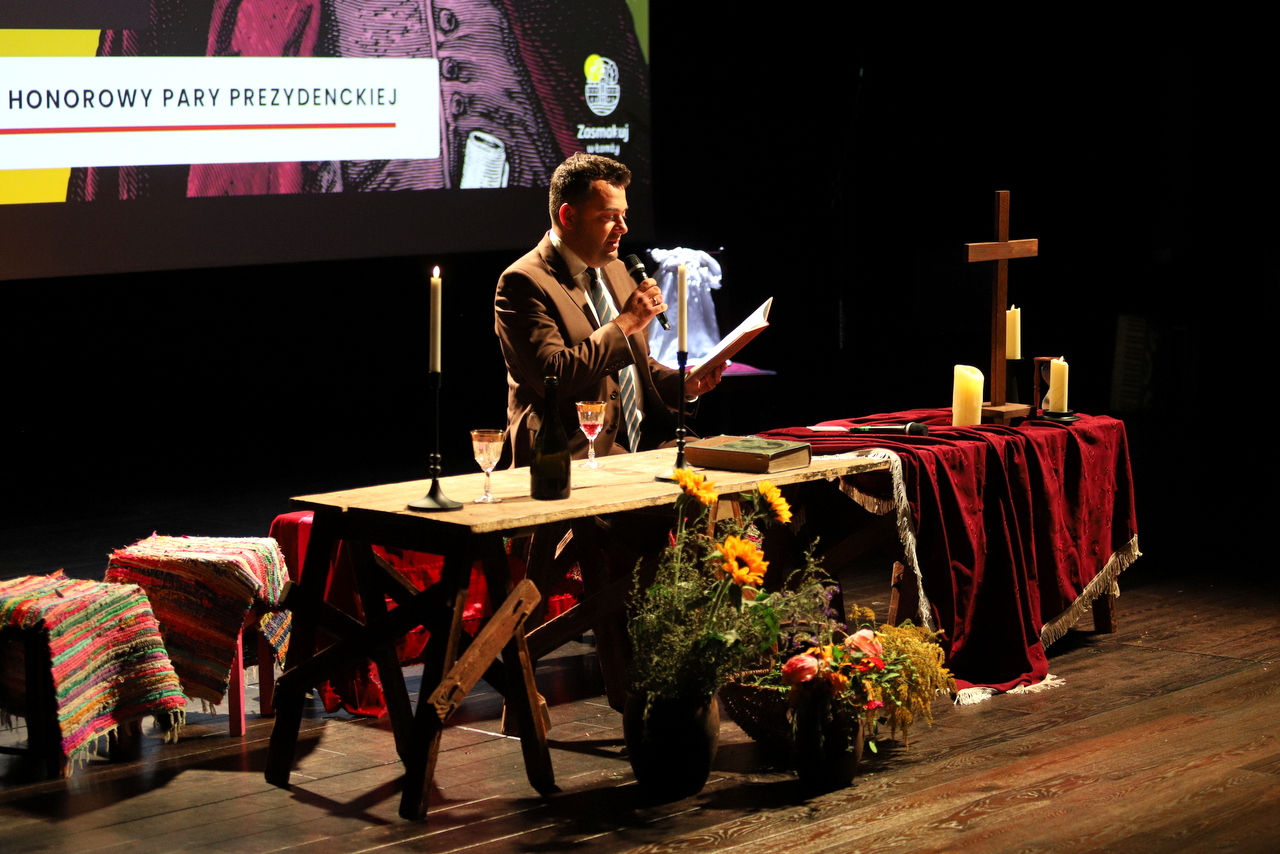 prezydent Łomży Mariusz Chrzanowski podczas Narodowego Czytania