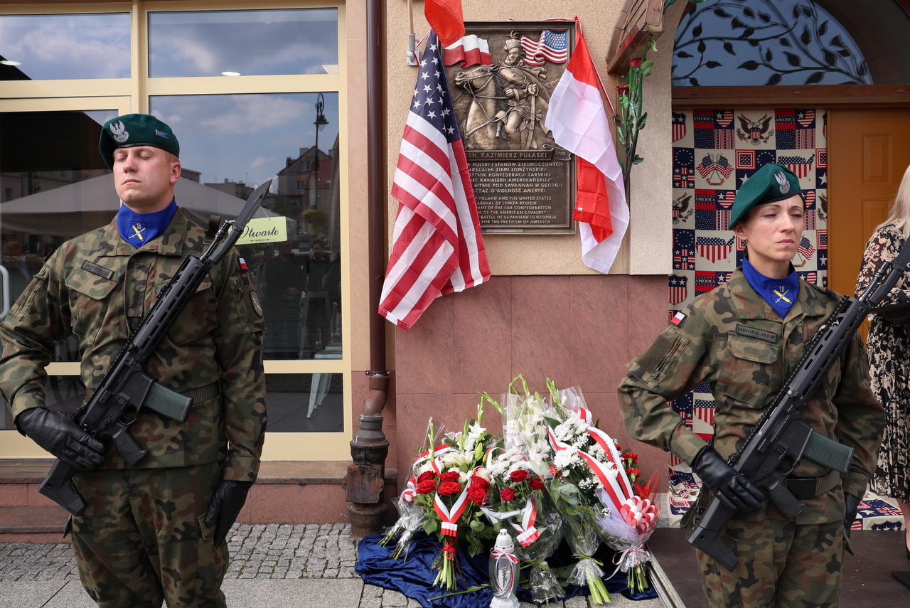 W Łomży odsłonięto tablicę pamiątkową Kazimierza Pułaskiego