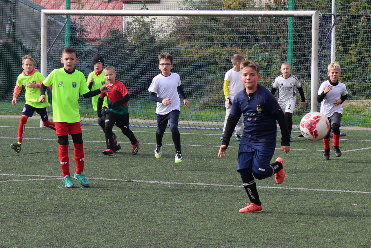 rozgrywki piłkarskie chłopców z roczników 2016 i 2017