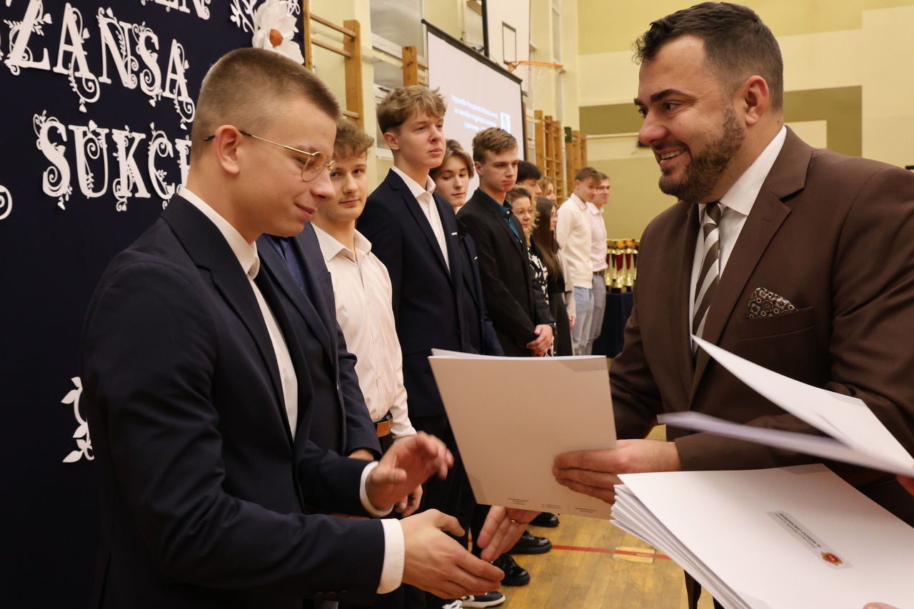 Samorządowe stypendia i wyróżnienia dla młodych łomżan