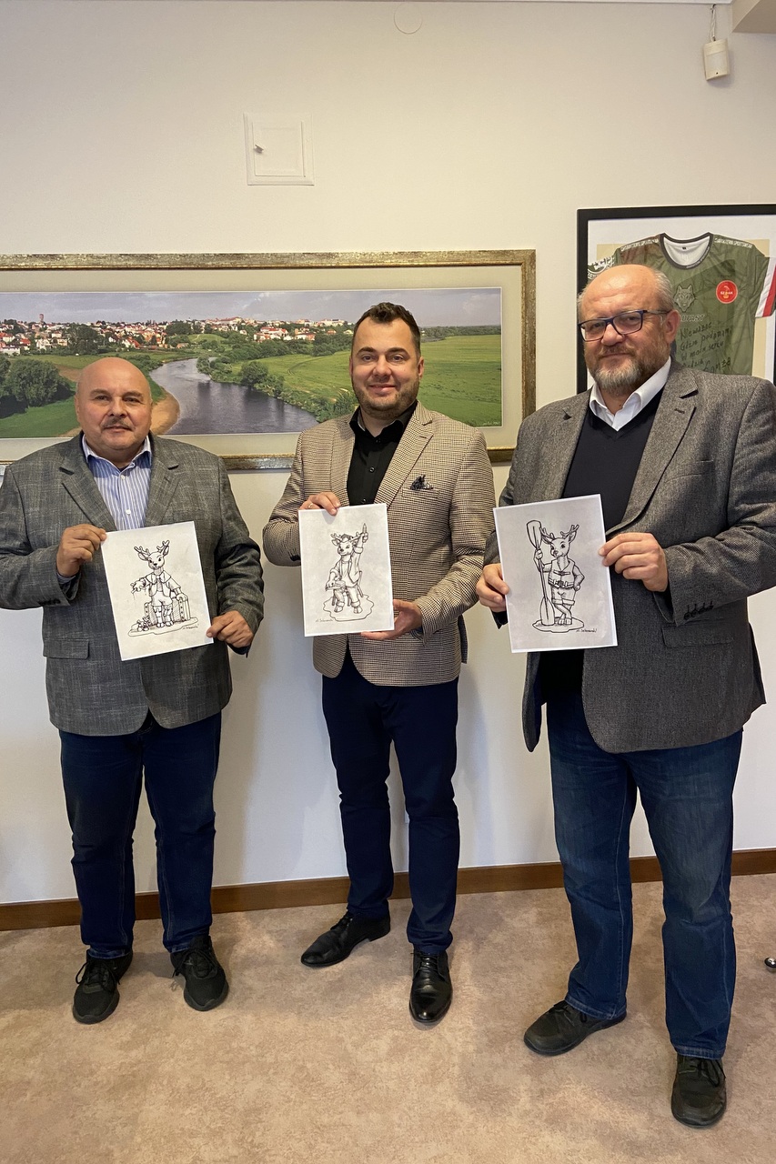 prezydent Łomży i Łomżyńska Rada ds. Turystyki z projektami figurek jeleni