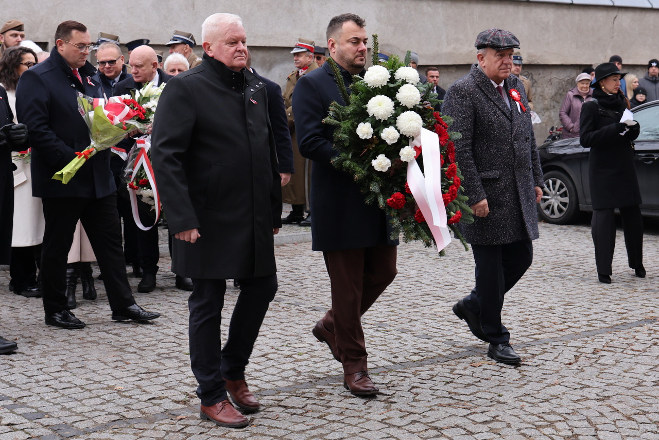 prezydent Mariusz Chrzanowski składa kwiaty od mieszkańców Łomży w towarzystwie radnych Andrzeja Wojtkowskiego i Andrzeja Grzymały