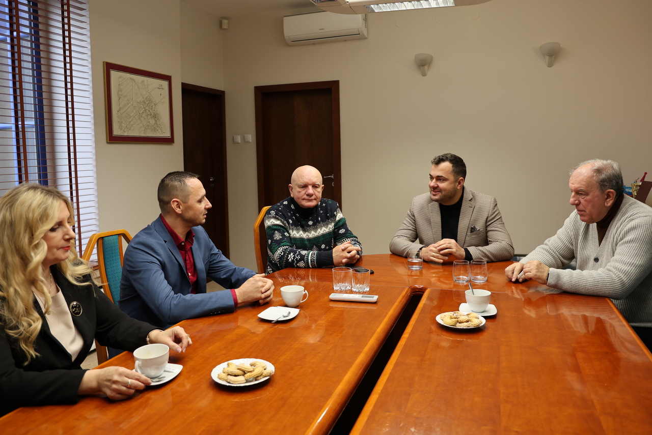 spotkanie prezydenta z radnymi w sprawie sali sportowej SP4