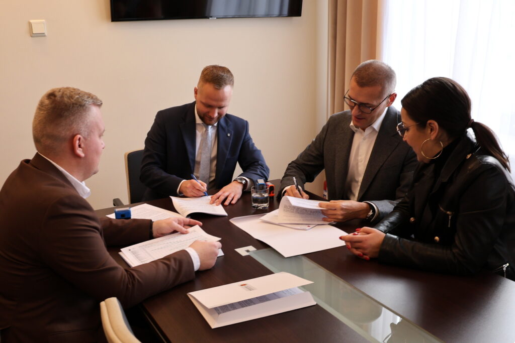 podpisanie umowy na budowę krytego lodowiska