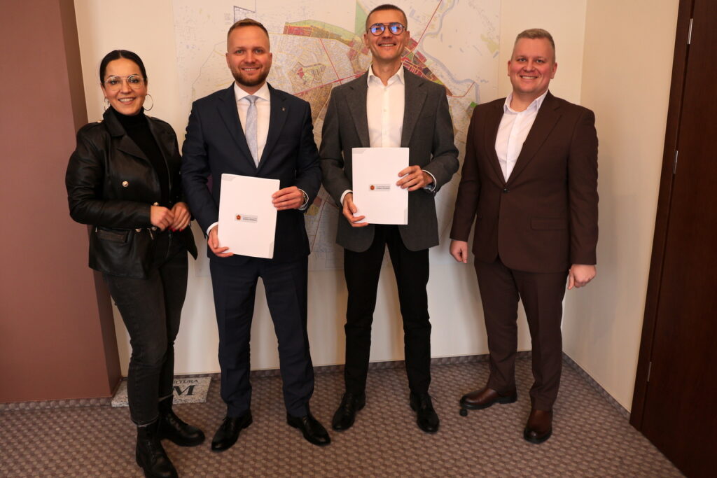 poseł Alicja Łepkowska-Gołaś, zastępca prezydenta Piotr Serdyński, wiceprezes Amber Construction Tomasz Syta, naczelnik Wydziału Inwestycji Marcin Milczarski