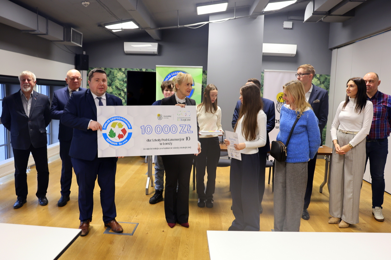 symboliczny czek dla Szkoły Podstawowej nr 10 przekazali poseł Bogumiła Olbryś i zastępca prezydenta Andrzej Stypułkowski