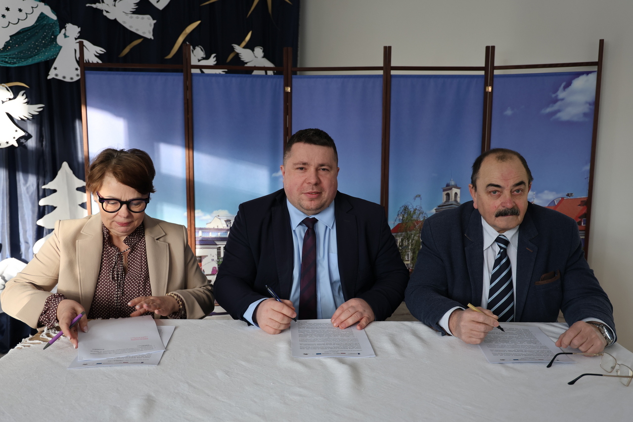 podpisanie pierwszych umów na nowe usługi społeczne oferowane przez CUS