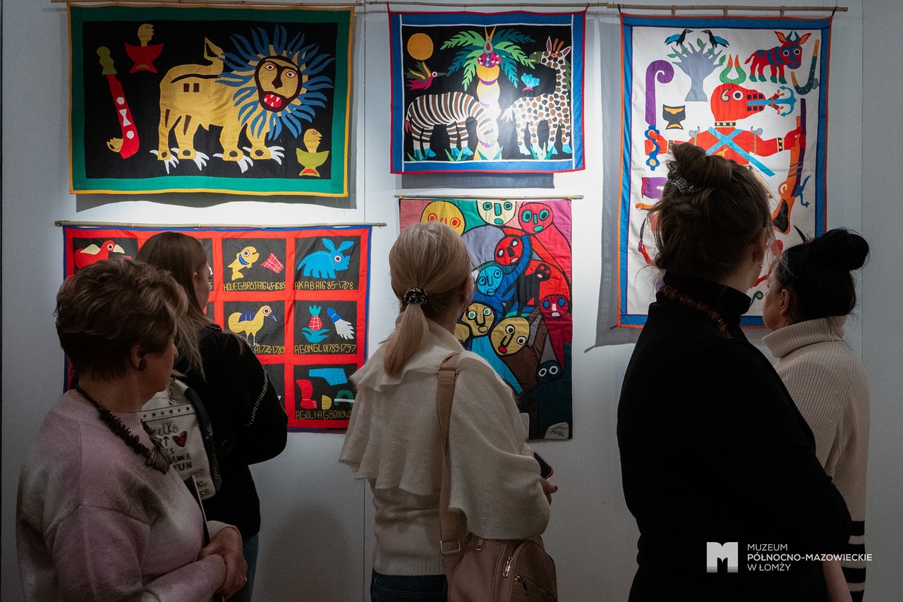 wystawa afrykańskich tkanin w łomżyńskim muzeum